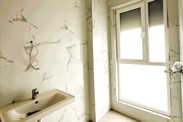Shtepi ne shitje Apartament ne Tirane, 2+1, Mobilimi Bosh, pa mobiluar, Pagesa 214,000  Euro.