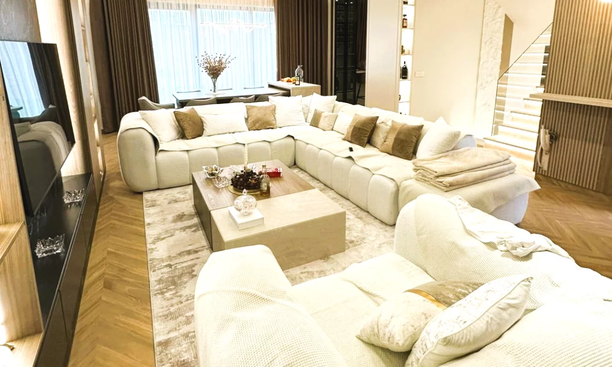 Shtepi me qera Vila Luksoze ne Tirane, 4+1, Mobilimi E mobiluar, Pagesa 2,800  Euro.