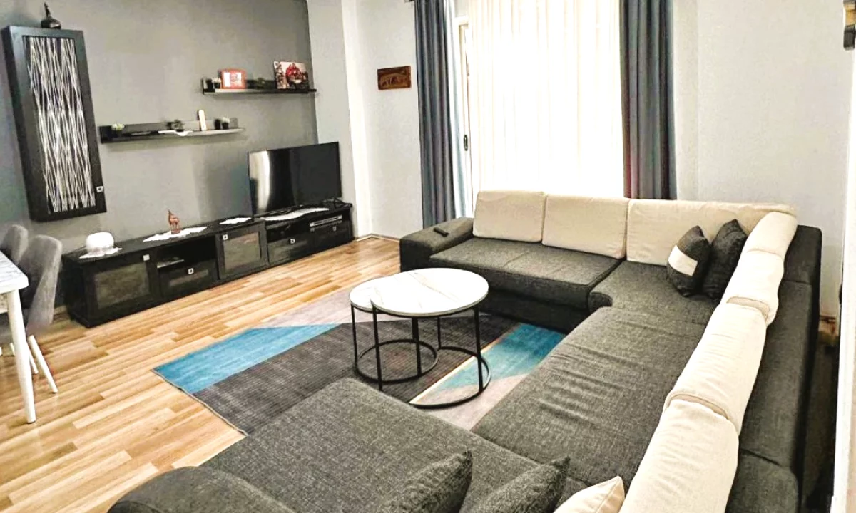 Shtepi ne shitje Apartament ne Tirane, 1+1, Mobilimi E mobiluar, Pagesa 86,700  Euro.