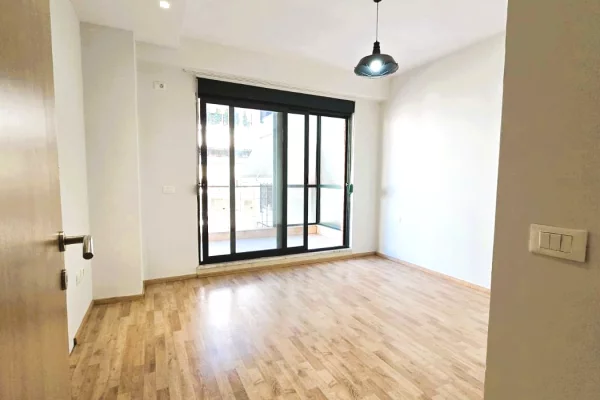 Shtepi ne shitje Apartament ne Tirane, 1+1, Mobilimi Bosh, pa mobiluar, Pagesa 220,000  Euro.