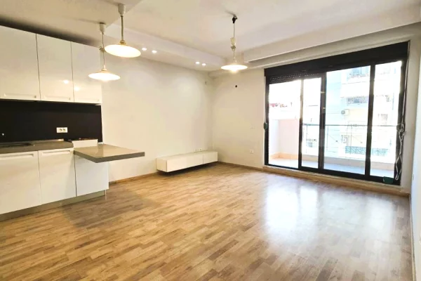 Shtepi ne shitje Apartament ne Tirane, 1+1, Mobilimi Bosh, pa mobiluar, Pagesa 220,000  Euro.