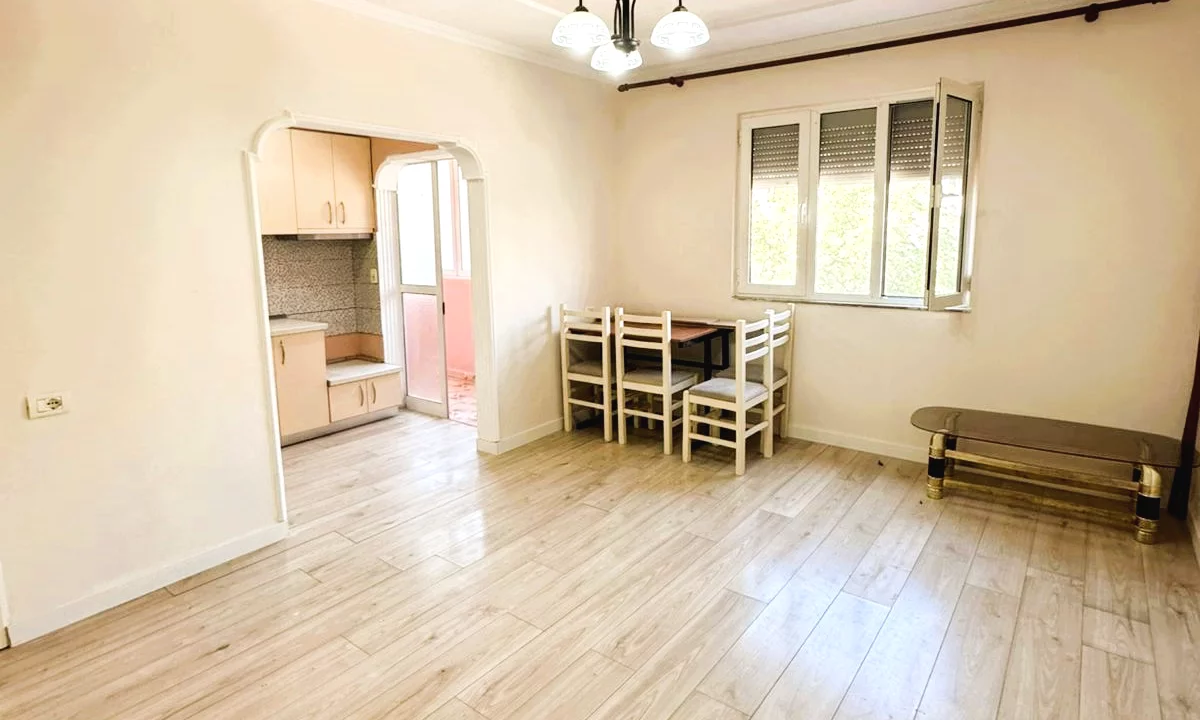 Shtepi ne shitje Apartament ne Tirane, 1+1, Mobilimi Bosh, pa mobiluar, Pagesa 115,000  Euro.