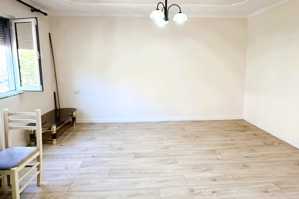 Shtepi ne shitje Apartament ne Tirane, 1+1, Mobilimi Bosh, pa mobiluar, Pagesa 115,000  Euro.