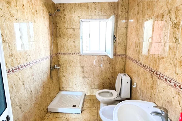 Shtepi ne shitje Apartament ne Tirane, 1+1, Mobilimi Bosh, pa mobiluar, Pagesa 115,000  Euro.
