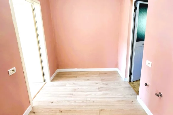 Shtepi ne shitje Apartament ne Tirane, 1+1, Mobilimi Bosh, pa mobiluar, Pagesa 115,000  Euro.