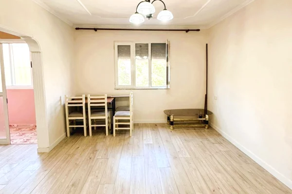 Shtepi ne shitje Apartament ne Tirane, 1+1, Mobilimi Bosh, pa mobiluar, Pagesa 115,000  Euro.