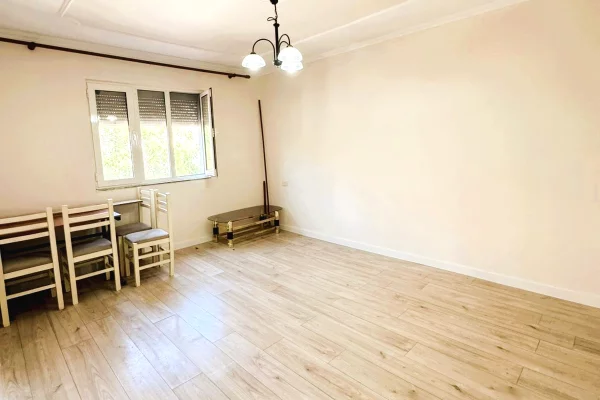 Shtepi ne shitje Apartament ne Tirane, 1+1, Mobilimi Bosh, pa mobiluar, Pagesa 115,000  Euro.