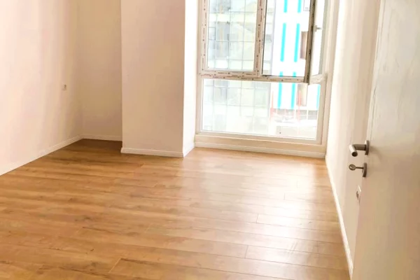 Shtepi ne shitje Apartament ne Tirane, 2+1, Mobilimi Bosh, pa mobiluar, Pagesa 284,640  Euro.