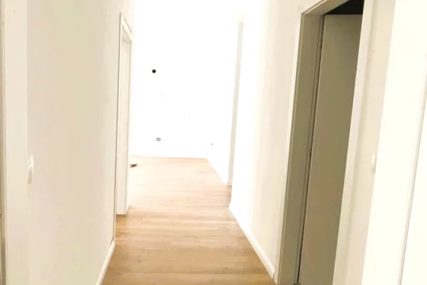Shtepi ne shitje Apartament ne Tirane, 2+1, Mobilimi Bosh, pa mobiluar, Pagesa 286,300  Euro.
