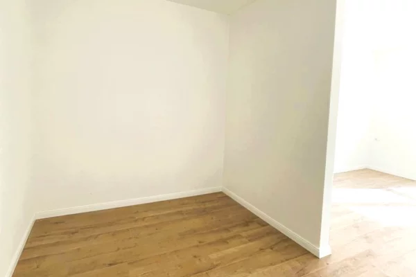 Shtepi ne shitje Apartament ne Tirane, 2+1, Mobilimi Bosh, pa mobiluar, Pagesa 286,300  Euro.