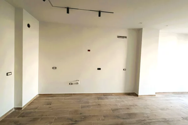 Shtepi ne shitje Apartament ne Durres, 1+1, Mobilimi Bosh, pa mobiluar, Pagesa 140,000  Euro.