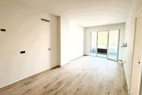 Shtepi ne shitje Apartament ne Durres, 1+1, Mobilimi Bosh, pa mobiluar, Pagesa 140,000  Euro.