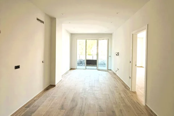 Shtepi ne shitje Apartament ne Durres, 1+1, Mobilimi Bosh, pa mobiluar, Pagesa 140,000  Euro.