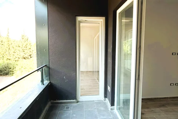 Shtepi ne shitje Apartament ne Durres, 1+1, Mobilimi Bosh, pa mobiluar, Pagesa 140,000  Euro.