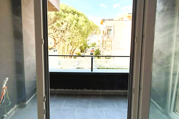Shtepi ne shitje Apartament ne Durres, 1+1, Mobilimi Bosh, pa mobiluar, Pagesa 140,000  Euro.