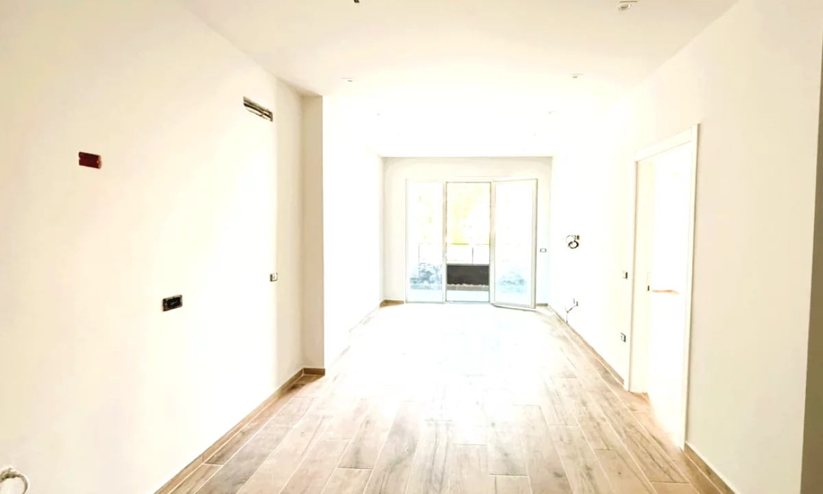 Shtepi ne shitje Apartament ne Durres, 1+1, Mobilimi Bosh, pa mobiluar, Pagesa 140,000  Euro.