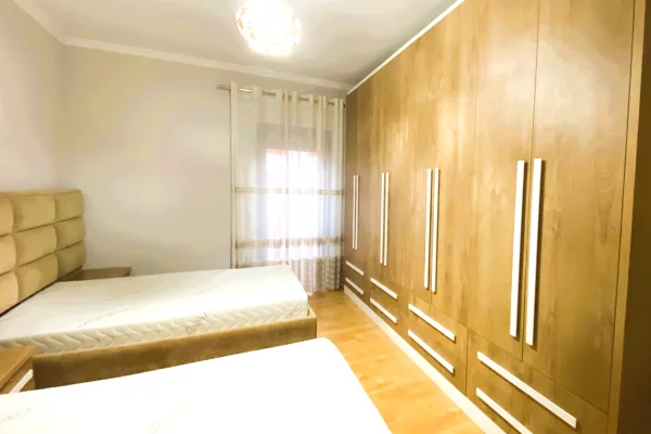 Shtepi me qera Apartament ne Tirane, 3+1, Mobilimi E mobiluar, Pagesa 881  Euro.