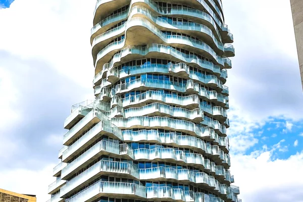 🏙️ Shitet Apartament 1+1 te TIRANA'S ROCK – Sheshi Skënderbej, Tiranë📍