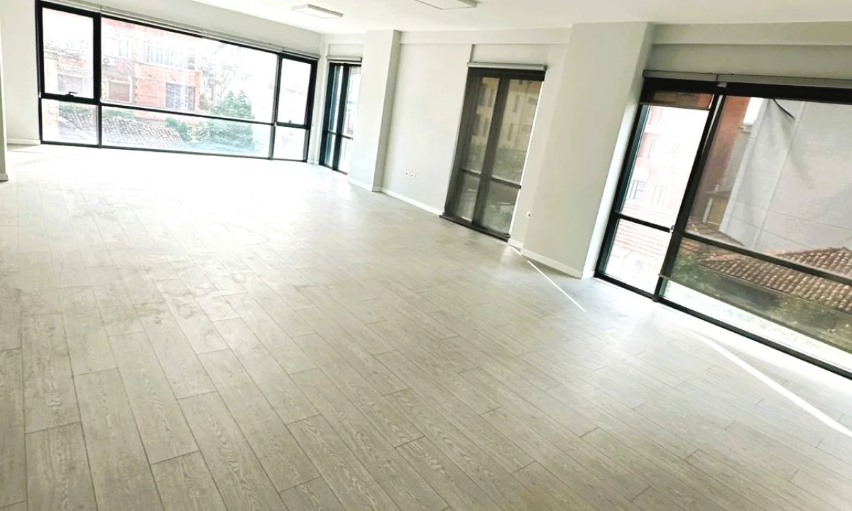 🏢Jepet me Qira Ambient Biznesi – Rruga Hoxha Tahsim, Tirane📍