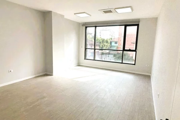 🏢Jepet me Qira Ambient Biznesi – Rruga Hoxha Tahsim, Tirane📍