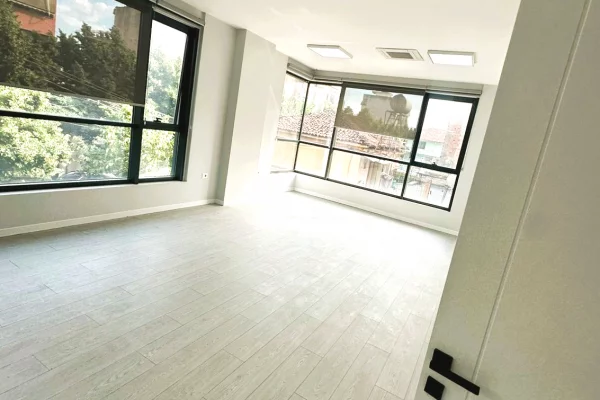 🏢Jepet me Qira Ambient Biznesi – Rruga Hoxha Tahsim, Tirane📍