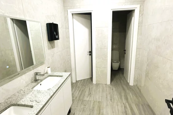 🏢Jepet me Qira Ambient Biznesi – Rruga Hoxha Tahsim, Tirane📍