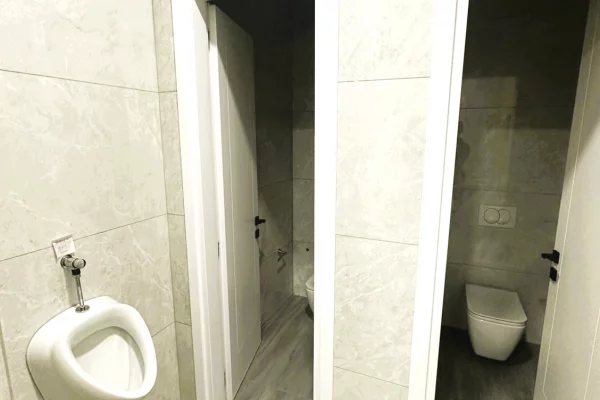 🏢Jepet me Qira Ambient Biznesi – Rruga Hoxha Tahsim, Tirane📍