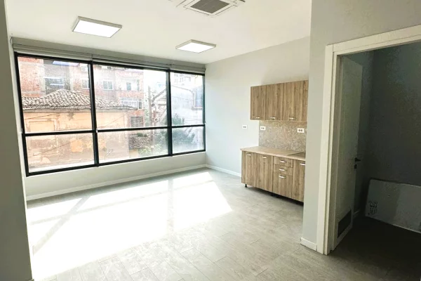 🏢Jepet me Qira Ambient Biznesi – Rruga Hoxha Tahsim, Tirane📍