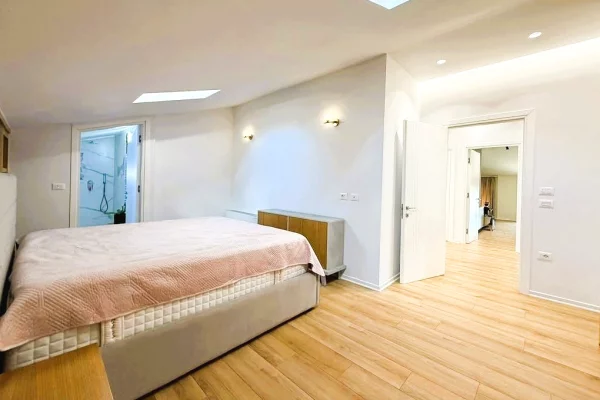Shtepi me qera Penthose(kati i fundit panoramik) ne Tirane, 3+1, Mobilimi E mobiluar, Pagesa 1,100  Euro.