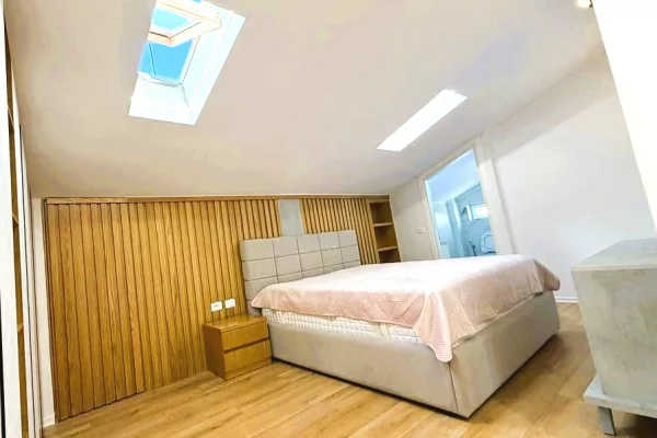 Shtepi me qera Penthose(kati i fundit panoramik) ne Tirane, 3+1, Mobilimi E mobiluar, Pagesa 1,100  Euro.