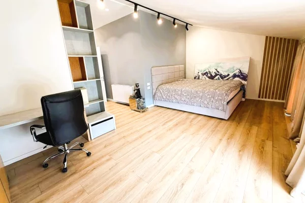 Shtepi me qera Penthose(kati i fundit panoramik) ne Tirane, 3+1, Mobilimi E mobiluar, Pagesa 1,100  Euro.