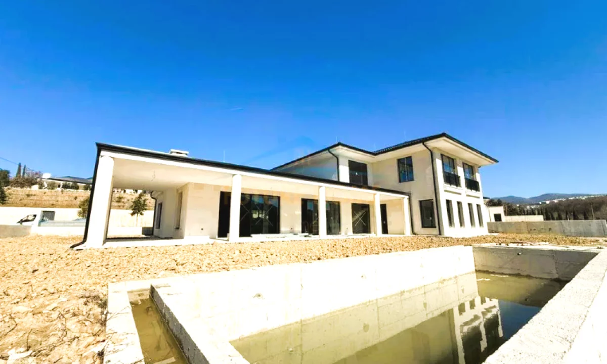 Shtepi ne shitje Vila Luksoze ne Tirane, 4+1, Mobilimi Bosh, pa mobiluar, Pagesa 2,500,000  Euro.