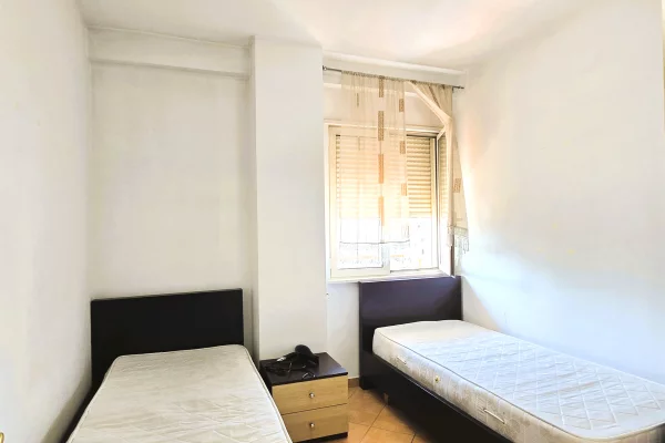 Shtepi ne shitje Apartament ne Tirane, 2+1, Mobilimi E mobiluar, Pagesa 160,000  Euro.