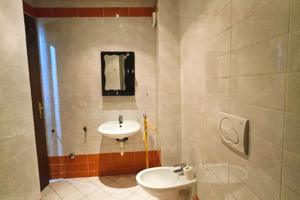 Shtepi ne shitje Apartament ne Tirane, 2+1, Mobilimi E mobiluar, Pagesa 160,000  Euro.