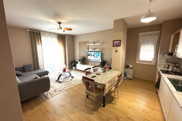 Shtepi ne shitje Apartament ne Durres, 2+1, Mobilimi E mobiluar, Pagesa 180,000  Euro.