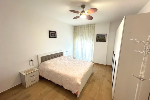Shtepi ne shitje Apartament ne Durres, 2+1, Mobilimi E mobiluar, Pagesa 180,000  Euro.