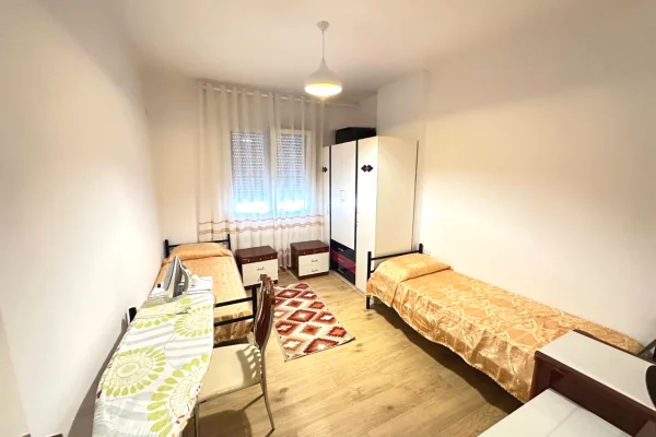 Shtepi ne shitje Apartament ne Durres, 2+1, Mobilimi E mobiluar, Pagesa 180,000  Euro.