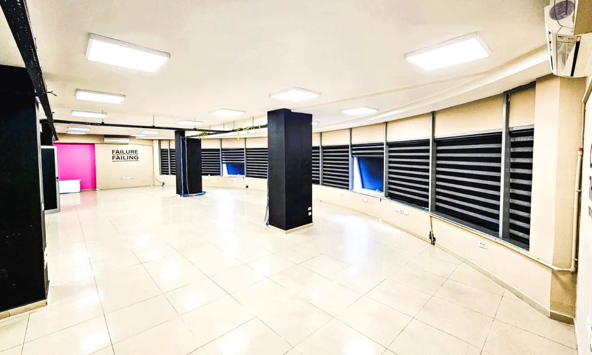 🏢Jepet Ambient Komercial me Qira me Sip: 300 m2 te Rruga e Dibres,