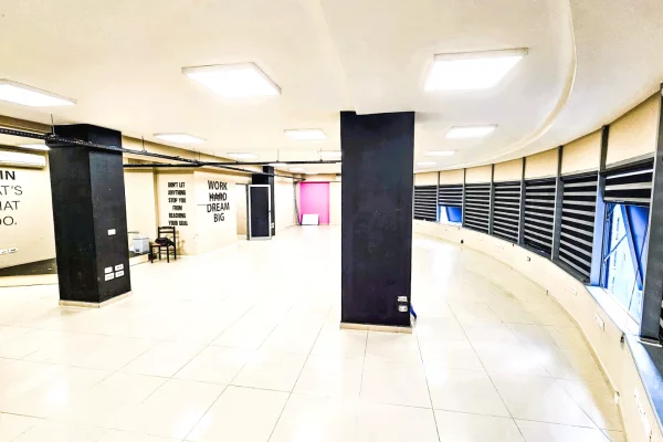 🏢Jepet Ambient Komercial me Qira me Sip: 300 m2 te Rruga e Dibres,