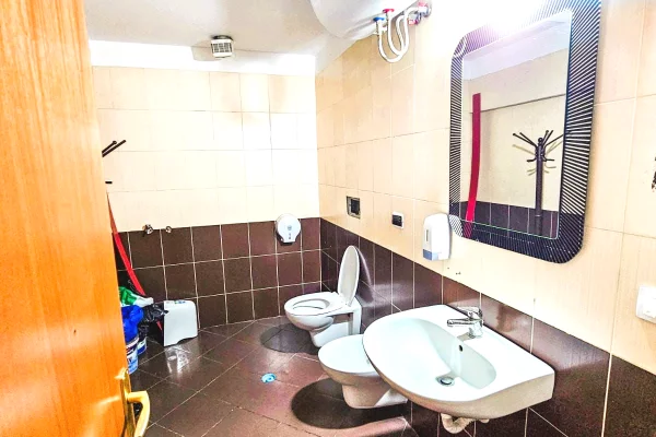 🏢Jepet Ambient Komercial me Qira me Sip: 300 m2 te Rruga e Dibres,
