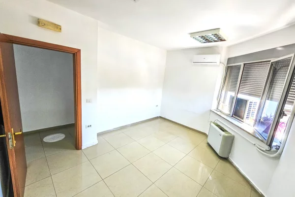 🏢Jepet Ambient Komercial me Qira me Sip: 300 m2 te Rruga e Dibres,