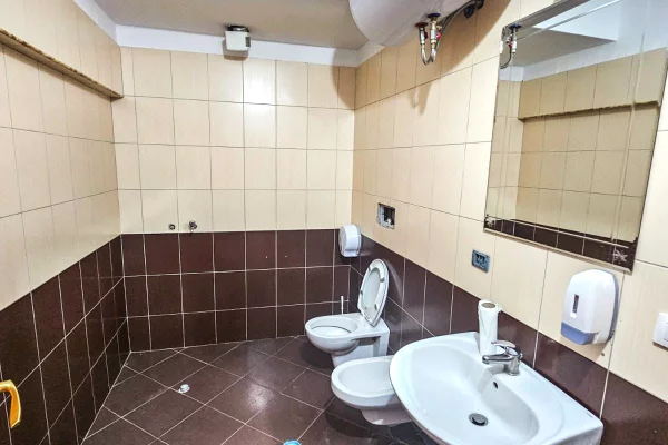 🏢Jepet Ambient Komercial me Qira me Sip: 300 m2 te Rruga e Dibres,