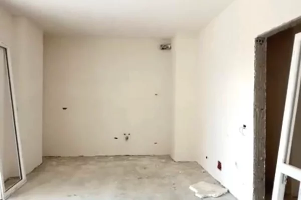 Shtepi ne shitje Apartament ne Tirane, 2+1, Mobilimi Bosh, pa mobiluar, Pagesa 143,300  Euro.