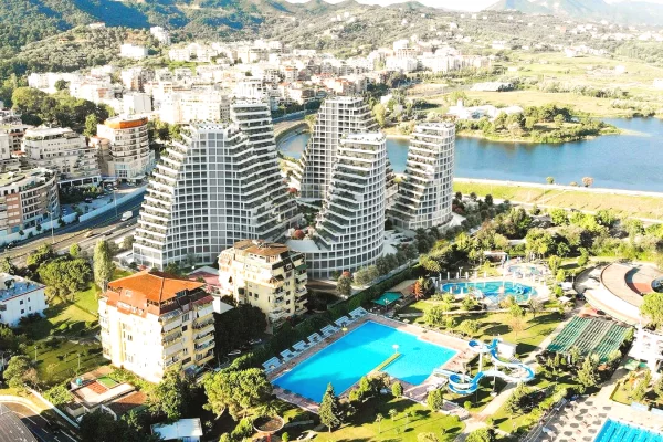 🏢 ZYRE 2+1 ME QIRA TE LAKE VIEW – PAMJE NGA LIQENI!