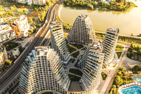 🏢 ZYRE 2+1 ME QIRA TE LAKE VIEW – PAMJE NGA LIQENI!
