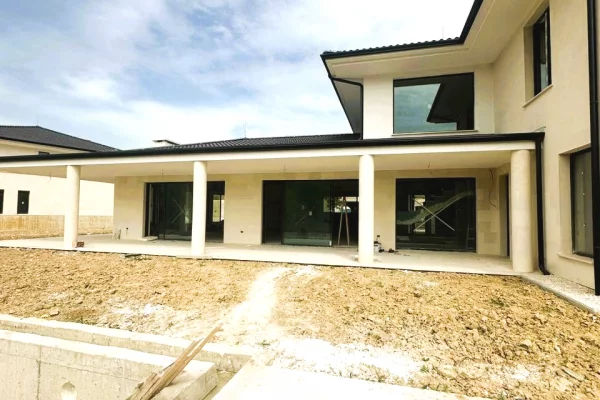 Shtepi ne shitje Vila Luksoze ne Tirane, 5+1, Mobilimi Bosh, pa mobiluar, Pagesa 2,500,000  Euro.