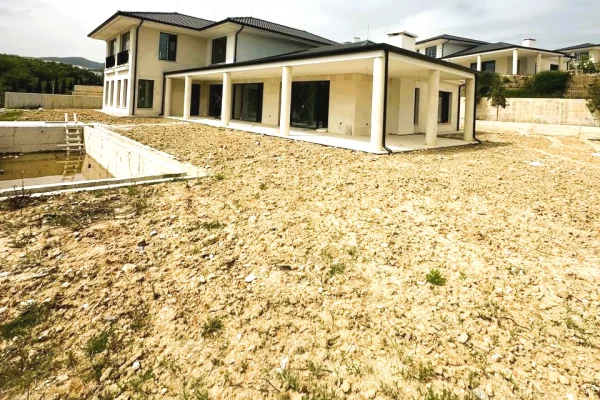 Shtepi ne shitje Vila Luksoze ne Tirane, 5+1, Mobilimi Bosh, pa mobiluar, Pagesa 2,500,000  Euro.