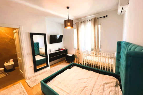 Shtepi ne shitje Apartament ne Tirane, 2+1, Mobilimi E mobiluar, Pagesa 287,000  Euro.