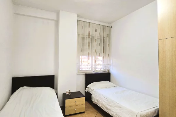 Shtepi ne shitje Apartament ne Tirane, 2+1, Mobilimi E mobiluar, Pagesa 160,000  Euro.
