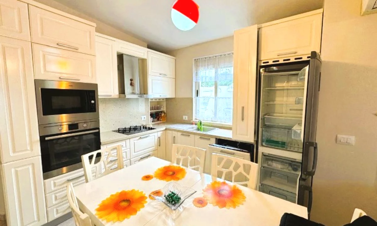 Shtepi ne shitje Apartament ne Durres, 2+1, Mobilimi E mobiluar, Pagesa 200,000  Euro.